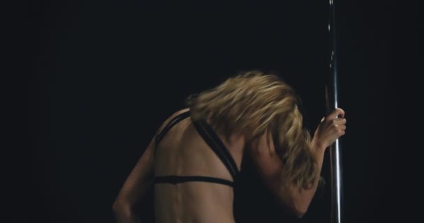 Сексуальная Женщина Черном Белье Танцует Темноте Концепция Танца Шесте — стоковое видео