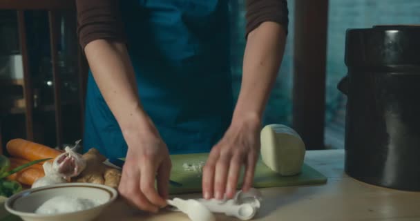 Частичное Изображение Женщины Готовящей Еду Кухне — стоковое видео