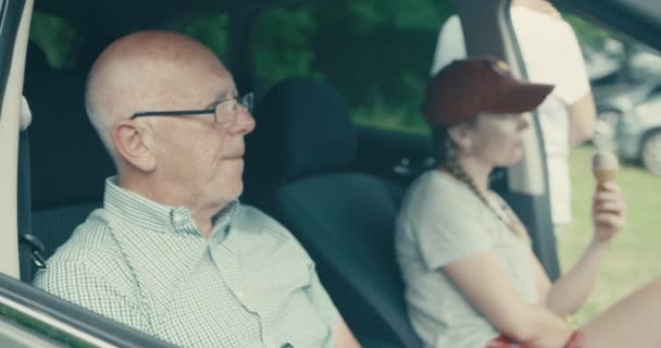 Senior Man Och Vuxen Kvinna Äter Glass Bilen — Stockvideo