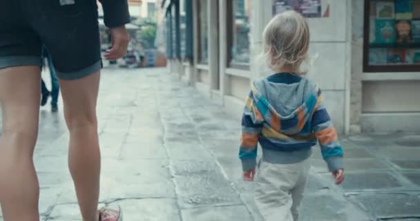 Mutter Und Sohn Beim Spaziergang Der Stadt Venedig Itlay — Stockvideo