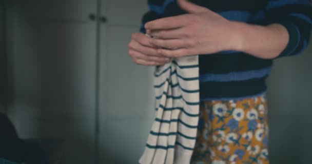 Žena Skládací Dětské Oblečení Doma — Stock video