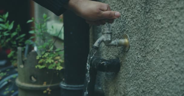 Torneira Abertura Mão Humana Com Água Livre — Vídeo de Stock