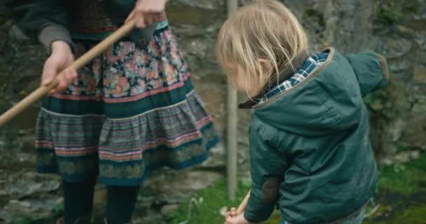 Garçon Enfant Balayant Feuilles Près Maison Avec Mère — Video