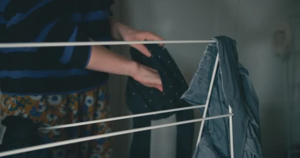 Žena Věšení Oblečení Doma — Stock video