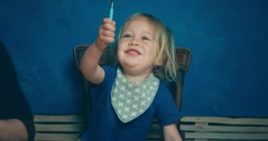 Çatalında yemek olan küçük çocuk.