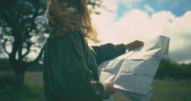 Dışarıdaki haritaya bakan genç bir kadın