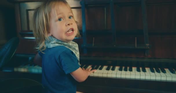 집에서 피아노치는 — 비디오