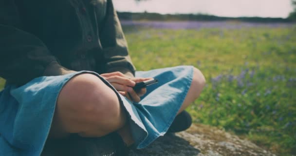 Junge Frau Benutzt Smartphone Auf Blumenwiese — Stockvideo