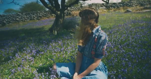 Jonge Vrouw Zit Rust Het Veld Van Bloemen — Stockvideo