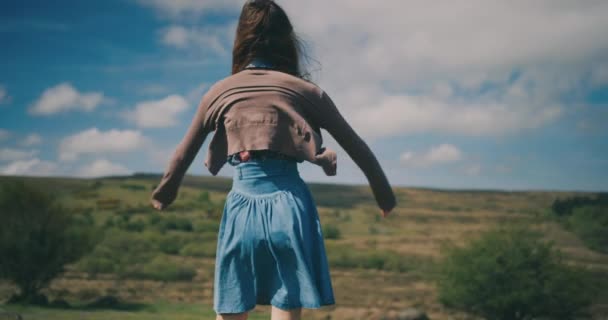 Jonge Vrouw Natuur Zonnige Dag — Stockvideo