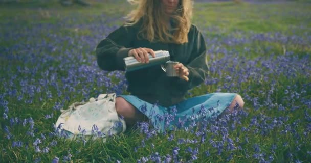 Молода Жінка Чай Полі Квітів — стокове відео