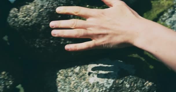 Mujer Tocando Piedras Aire Libre — Vídeos de Stock