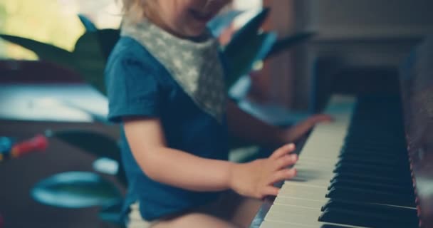 Petit Garçon Jouant Piano Maison — Video