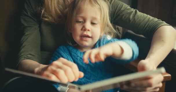 Мати Маленький Син Читають Книгу Вдома — стокове відео