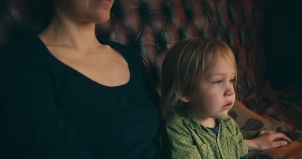 Lille Dreng Ser Med Sin Mor – Stock-video
