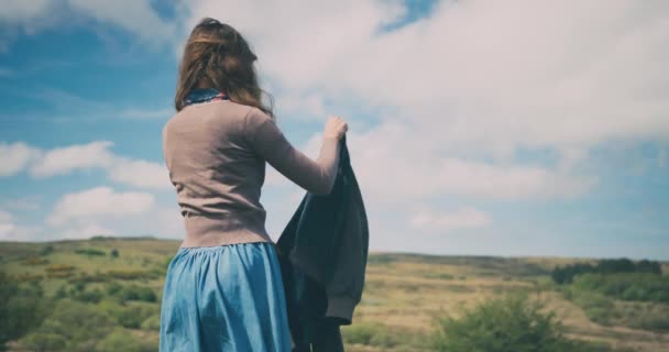 Jonge Vrouw Natuur Zonnige Dag — Stockvideo