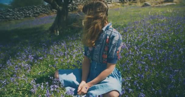 Jonge Vrouw Zit Rust Het Veld Van Bloemen — Stockvideo