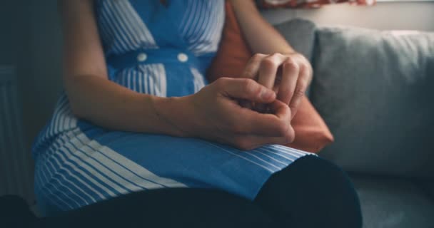 Mujer Descansando Sofá Casa — Vídeos de Stock