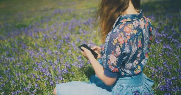 Mujer Joven Usando Smartphone Campo Las Flores — Vídeos de Stock