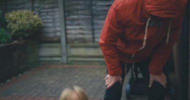 Erkek ve küçük çocuk bahçede oynuyorlar.