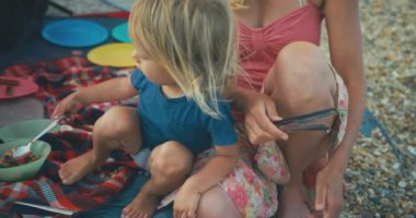 Aile deniz kıyısında dinleniyor.