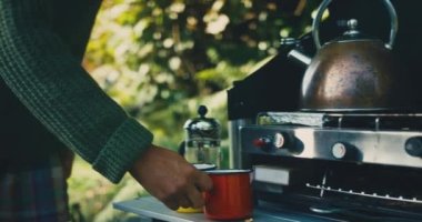 Dışarıda çay içen bir kadın.