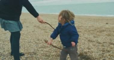 Anne ve oğlu deniz kıyısında.