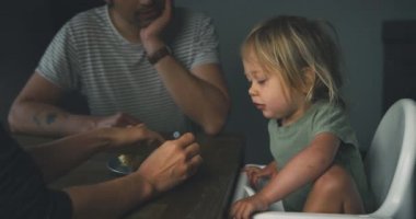 Küçük oğlunu evde besleyen bir anne.