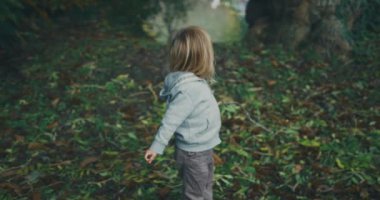 Bahçede oynayan küçük çocuk