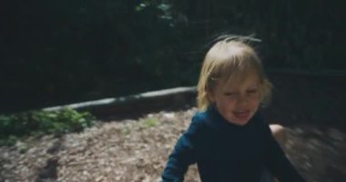 Çocuk parkında oynayan şirin bir çocuk.