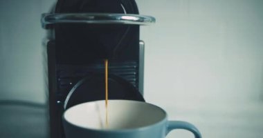 Cappuccino yapan kahve makinesi, manzarayı kapat.