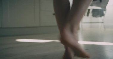 Eve giden bir kadın.