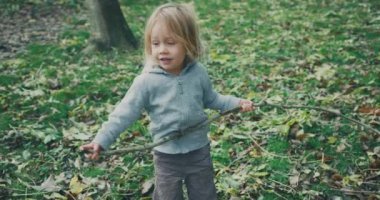 Bahçede oynayan küçük çocuk