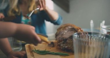 Anne ve küçük oğlu evde yiyorlar. 