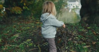 Bahçede oynayan küçük çocuk