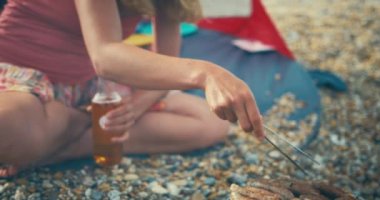 Aile deniz kıyısında dinleniyor.