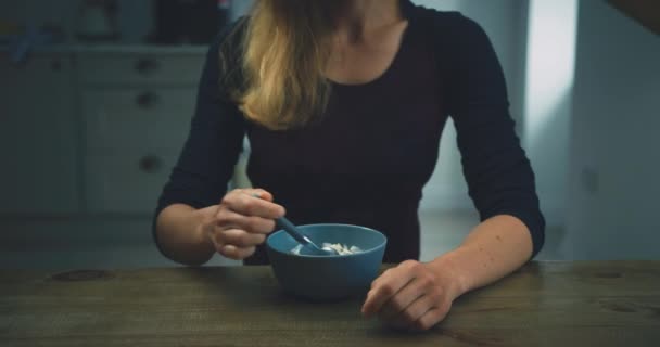 女人吃猪肉厨房 健康饮食观念 — 图库视频影像