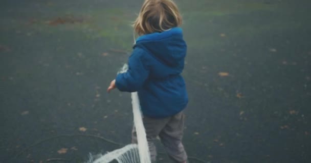 Rubia Pequeño Niño Jugando Aire Libre — Vídeos de Stock