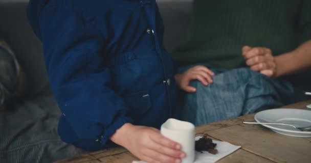 Mujer Joven Hijo Desayunando — Vídeos de Stock