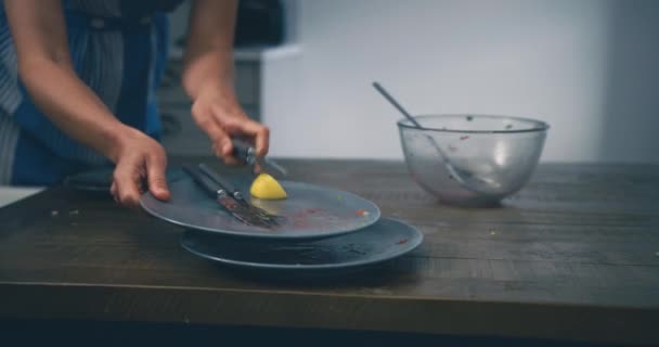 Wanita Memetik Piring Dari Meja Setelah Makan Rumah — Stok Video