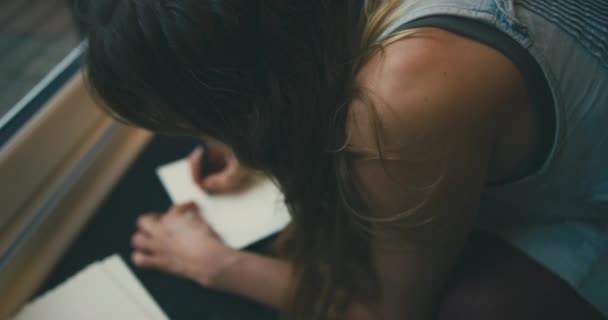 Mujer Joven Escribiendo Hoja Papel — Vídeos de Stock