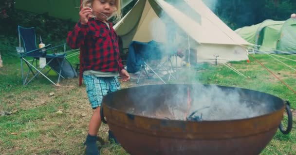Malý Chlapec Odpočívající Poblíž Bbq Venku — Stock video