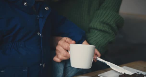 Νεαρή Γυναίκα Και Γιος Της Παίρνουν Πρωινό — Αρχείο Βίντεο