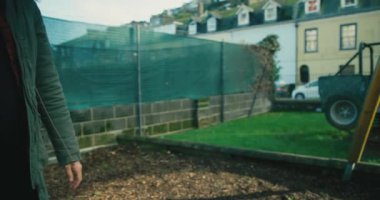 Küçük çocuk oyun bahçesinde annesiyle oynuyor.