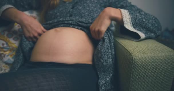 Těhotná Žena Sedí Gauči — Stock video