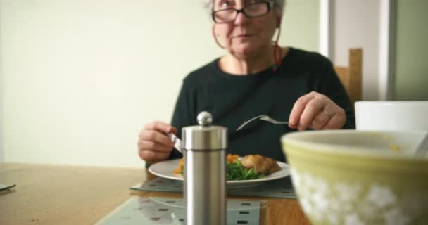 Keluarga Makan Bersama Meja Rumah — Stok Video