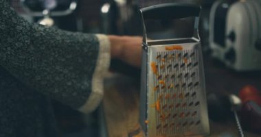 Mutfakta sebze salatası pişiren kadın.