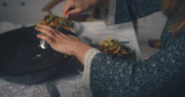 Güzel bir kadın mutfakta yemek hazırlıyor.