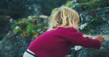 Bahçede oynayan küçük çocuk.