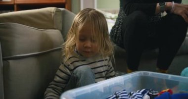 Aile evde yeni kıyafetler arıyor.